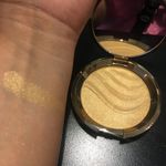 The gold is pretty bold but in a wearable way for people with tan plus darker skin tones. Very happy with this highlighter and will most likely also be picking this up at some point.