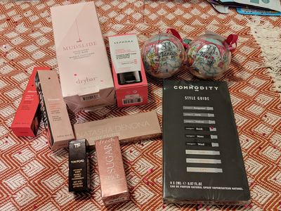 2 (!!!) Glossier balm dot com, drybar Mudslide hair mask, Sephora night mask, a couple Sol de Janeiro bath bombs, a Commodity set, a Natasha Denona mini nudes palette, Tom Ford sheer lip color in Helena, and a Fresh Sugar Lip Treatment