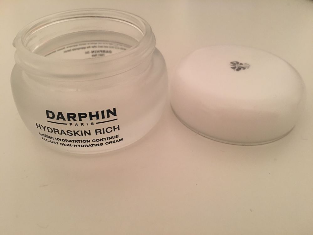 Ahhh-mazing night cream! I will def repurchase after I go through my stash of creams :)