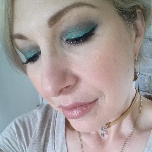 Natural light from outside really shadows was the shade was and teal liner