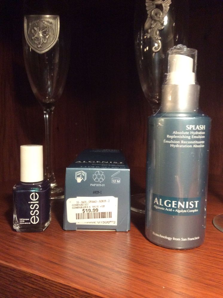 The Essie nail polish is a duochrome ( dark blue with green ) and the Algenist Splash emulsion will keep my very dry skin quite moisturized for Fall/Winter/Early Spring!