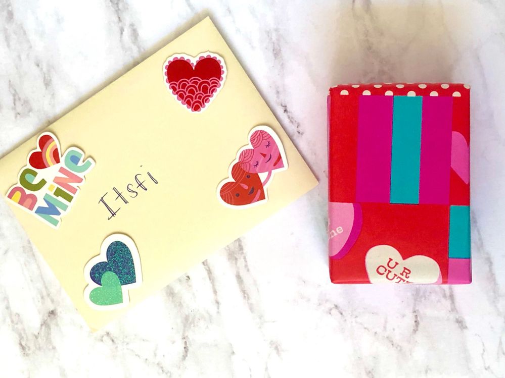 How cute is that envelope and the gift wrapping is so fun!
