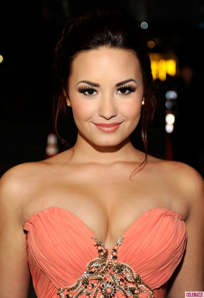 Demi-Lovato-at-2012-Peoples-Choice-Awards-22-702x1024.jpg