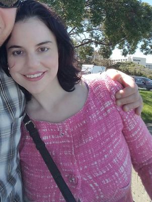 In Nars Sheer Siberia, it still works in terms of tone and somehow both match my neck, which will henceforth always bear a scarf outside. And what is missing? MIRRORED SUNGLASSES!