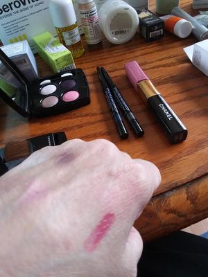 Rose Ruban at the right top knuckle (it's very subtle,) and Light Mauve.