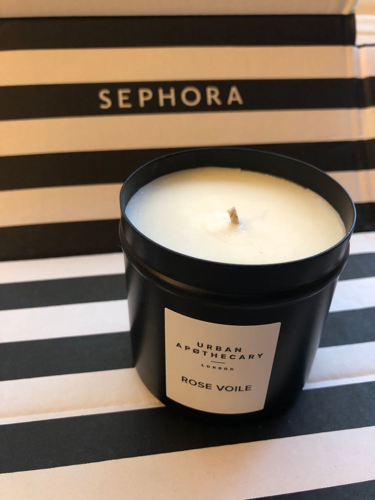 From Sephora UK's website:  Urban Apothecary London Rose Voile Luxury Travel Candle - comforting and nostalgic. Breathe in the exquisite aroma of a thousand petals peeping through a crisp, cotton voile - the scented impression of a rose behind a veil. The powdery personalities of iris and heliotrope lovingly embrace this queen of flowers. Lily of the valley’s liveliness keeps all the rosy tones dancing in the air and feather-light vanilla brings a fresh wave of cosy.  NOTES Top: Rose Middle: Heliotrope, Lily of the Valley Base: Iris, Vanilla
