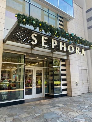 Didn’t have time to shop but here’s the Sephora in Waikiki decorated for the holidays.
