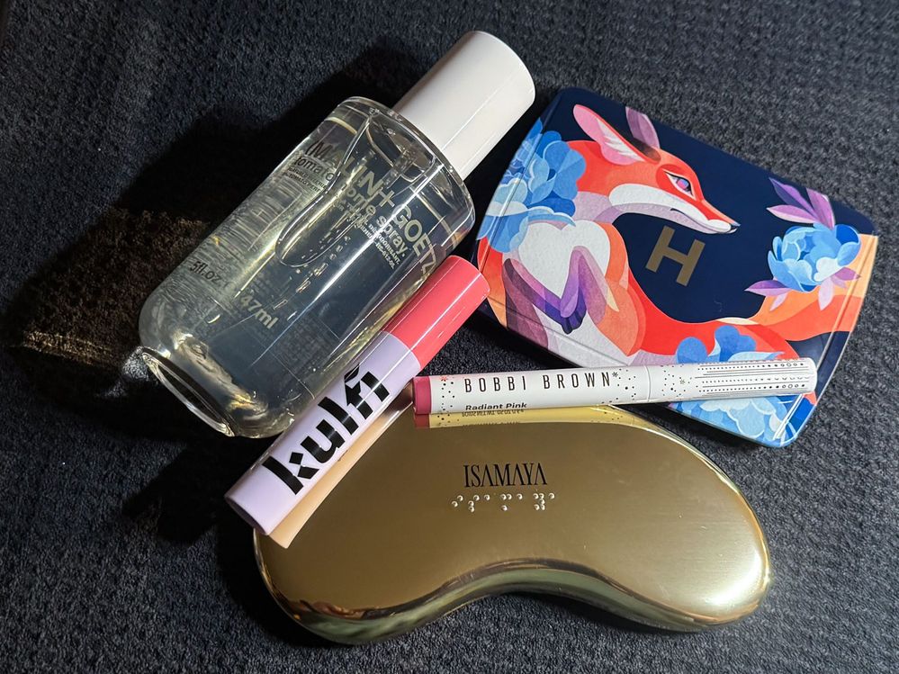 I gotta say, this Sephora-friendly Isamaya Core case is MUCH easier to hold and lay flat than the old Industrial case. :D