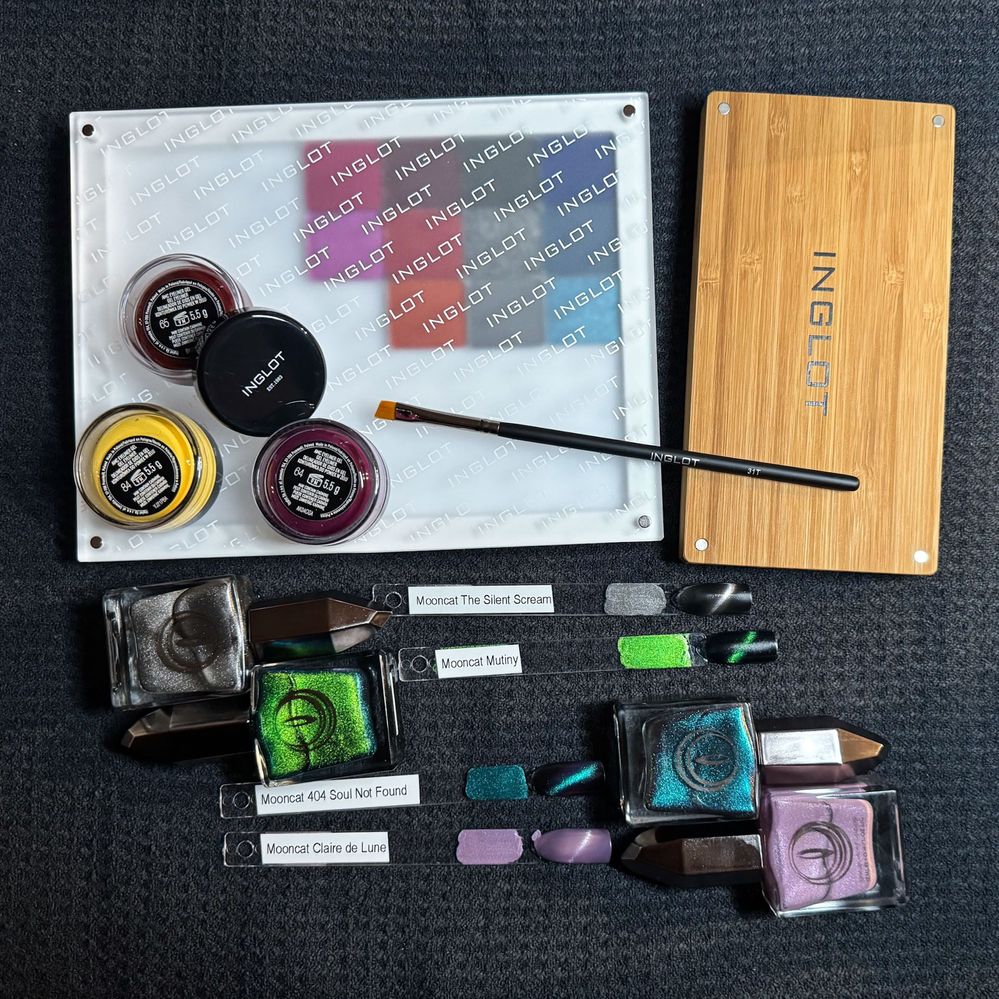 Eyeshadows in the Inglot palette are for demo purposes only (they’re some of my Viseart singles).